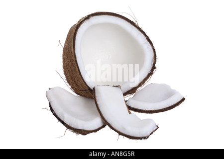 Noix de coco fraîche découper sur fond blanc Banque D'Images