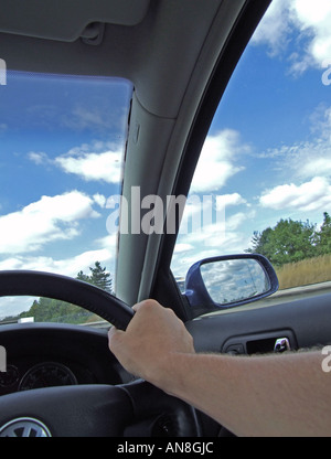 Vue intérieure d'une voiture, le volant et les pilotes d'armes. Banque D'Images