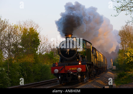 Rood 4965 Ashton Hall Locomotive à vapeur Claydon Crossing, Oxfordshire, Angleterre. Banque D'Images