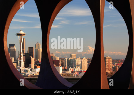 Seattle vu à travers la sculpture abstraite dans le Kerry Park Banque D'Images