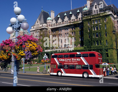 Bus à impériale paniers de fleurs suspendus et Empress Victoria British Columbia Canada Banque D'Images