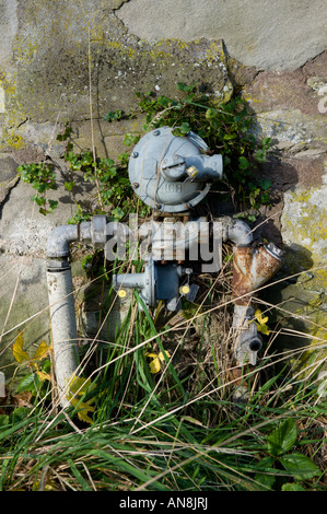 Régulateur d'alimentation en gaz du tuyau d'alimentation reliant à vieille maison en Ecosse Banque D'Images