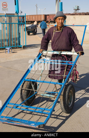 La Mongolie Zamyn Uud gare porter au travail Banque D'Images