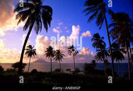 Coucher du soleil le long du littoral de la Fédération de Saint Kitts et Nevis Banque D'Images