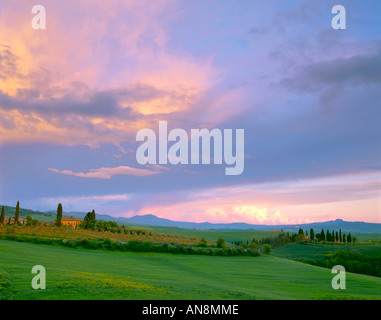 Toscane Italie couleurs Coucher du soleil les nuages d'une tempête de compensation sur les collines et les terres agricoles près de Pienza à Val d Orcia Banque D'Images