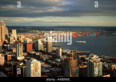 Édifices du centre-ville avec vue sur le mont Rainier et le Puget Sound au crépuscule Seattle Washington USA Banque D'Images