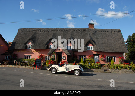 1950 MG Midget UN TD de sport à deux places voiture garée à l'extérieur des quatre fers à Thornham Magna, Suffolk, Angleterre Banque D'Images