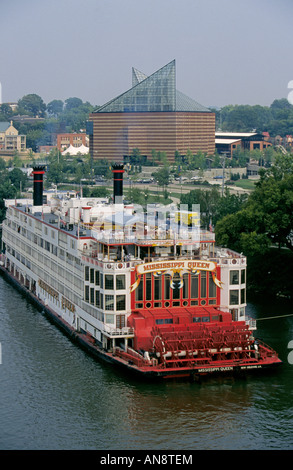 Au centre-ville de Chattanooga le paddlewheel steamboat Mississippi Queen se trouve amarré à côté du célèbre Aquarium sur le Tennessee Riv Banque D'Images