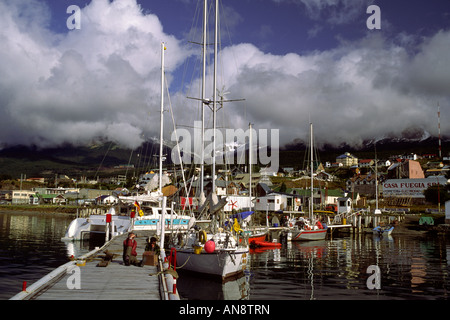 Voiliers à quai à Ushuaia en Argentine. Ushuaia est une escale pour les bateaux de l'arrondissement le Cap Horn Banque D'Images