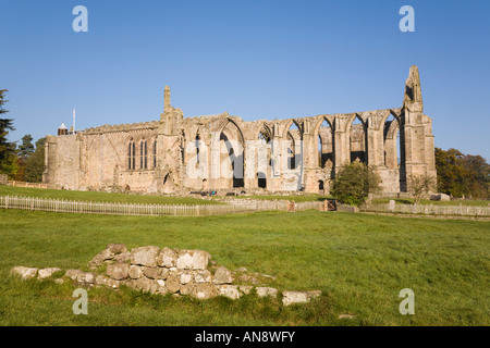 Bolton Abbey ruins in Wharfedale. Yorkshire Dales National Park North Yorkshire Angleterre UK Banque D'Images