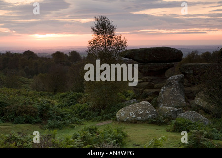 Brimham Rocks dans le Yorkshire Dales National Park sont une attraction touristique majeure Banque D'Images