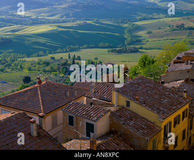 Toscane Italie toits de Montepulciano avec vert fermes des champs et des vignes dans la vallée ci-dessous Banque D'Images