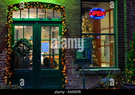 Ouvrir un café restaurant chaleureux avec des lumières par une froide nuit de Noël Distillery District Toronto Banque D'Images