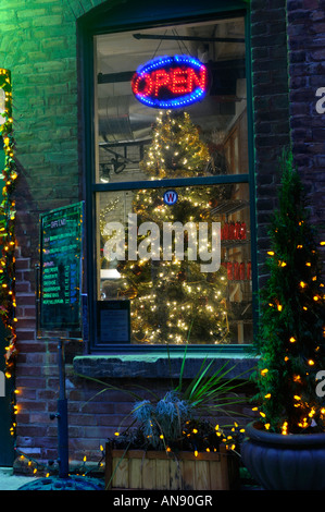 Ouvrir un café avec des lumières d'arbre de Noël sur une froide nuit d'hiver Distillery District Toronto Banque D'Images