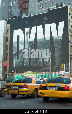 DKNY la signalisation sur côté d'un bâtiment, la ville de New York, Manhattan Banque D'Images