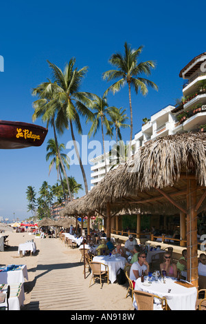 Restaurant en bord de mer, Playa de los Muertos aka Playa del Sol, Puerto Vallarta, Jalisco, Mexique Banque D'Images