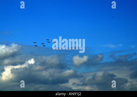 8 Spitfire volant en formation au cours de Goodwood Banque D'Images