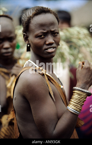 Une belle jeune femme de la tribu Bodi dans la basse vallée de l'Omo en Ethiopie Banque D'Images