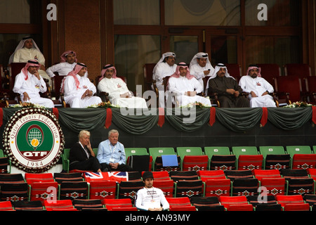 Les partisans de la Grande-Bretagne s Andy Murray sortir l'Union Jack dans la boîte VIP au Khalifa Stadium Tennis Doha Qatar Jan 1 2008. Banque D'Images