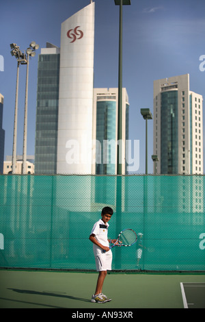 Une escouade de jeunes qataris États pratiquant le tennis à la Khalifa Tennis Stadium à Doha Banque D'Images