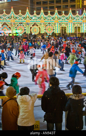 Peuple Coréen du patin à glace sur une patinoire devant l'Hôtel de Ville Séoul Corée du Sud Banque D'Images