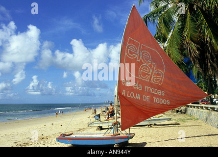 Bateaux de pêche sur la plage de Recife au Brésil Banque D'Images
