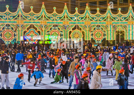 Peuple Coréen du patin à glace sur une patinoire devant l'Hôtel de Ville Séoul Corée du Sud Banque D'Images