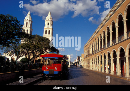 Trolleybus touristique stationné à côté du Parque principal dans la ville de Campeche, Mexique Banque D'Images