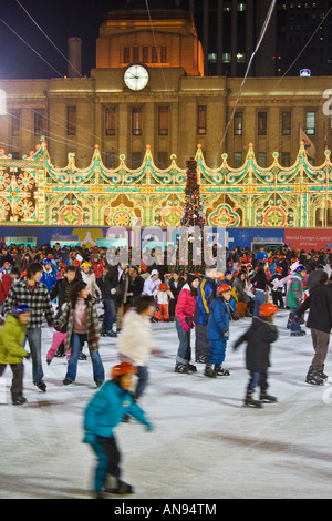 Peuple Coréen du patin à glace sur une patinoire devant l'Hôtel de Ville Séoul Corée du Sud Banque D'Images