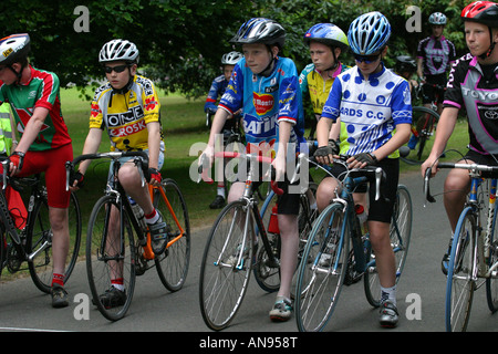 Les cyclistes junior line up pour support race lors de championnats Criterium national parc ormeau belfast 16 Juin 2004 Banque D'Images