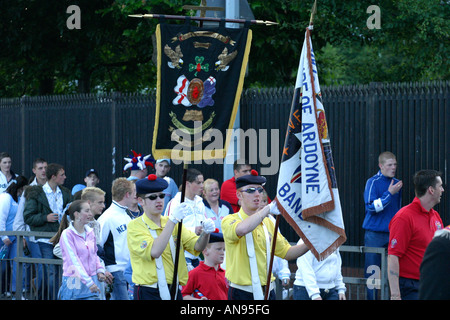 Marching Band loyalistes durant la parade du drapeau portant protestation tour de l'Amérique du Nord Belfast 18 juin 2004 Banque D'Images