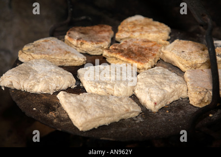 La cuisson du pain de soude irlandais traditionnel sur la plaque plancha sur un feu ouvert Banque D'Images