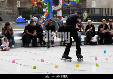 Le maintien du rouleau-blader street'attention de l'auditoire tout en passant par son acte à Paris par le Centre Pompidou. Banque D'Images