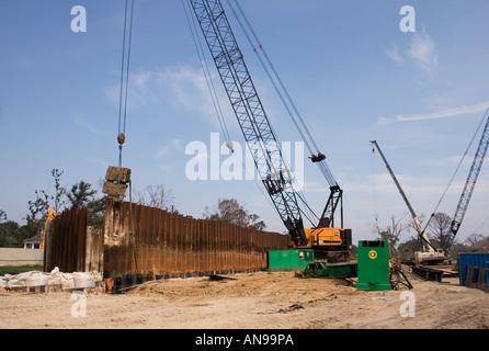 Corps of Engineers repairing a levee floodgate à la Nouvelle Orléans, un an après Katrina. Banque D'Images