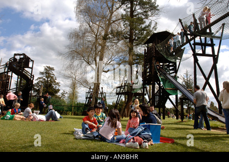 Un pique-nique familial de l'Asie DANS L'AIRE D'AVENTURE À BOWOOD HOUSE WILTSHIRE UK Banque D'Images