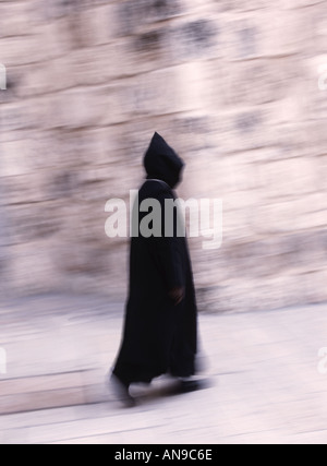 Monk walking à Jérusalem Banque D'Images