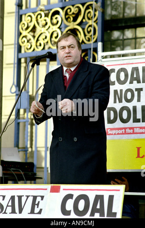 John Prescott MP traiter les mineurs de charbon en grève à l'extérieur de l'Hôtel de ville de Sheffield en 1984 Banque D'Images