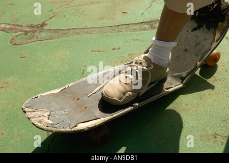Pied sur broken skateboard Banque D'Images