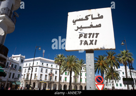 L'arabe et le français signe de Petit Taxi, Tétouan, Maroc Banque D'Images