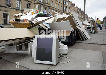 Plein d'un SKIP ET PLUS ruisselant de jeter le matériel de bureau Photo par Gary Doak Banque D'Images