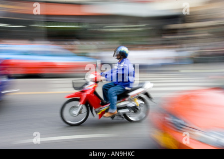 Voyageant de banlieue sur un scooter Bangkok Thaïlande Banque D'Images