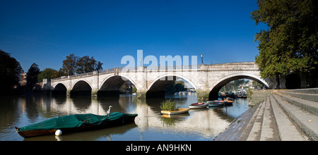 Le chemin Richmond Bridge over River Thames en été Banque D'Images