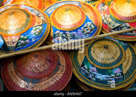 Chapeaux pour vendre à l'Damnern Saduak floating market Bangkok Thaïlande Banque D'Images