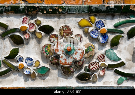 Les carreaux de céramique qui décorent les murs de Wat Arun Temple de l'aube Bangkok Thaïlande Banque D'Images