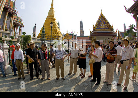 Les touristes visitent le complexe du Grand Palais à Bangkok Banque D'Images