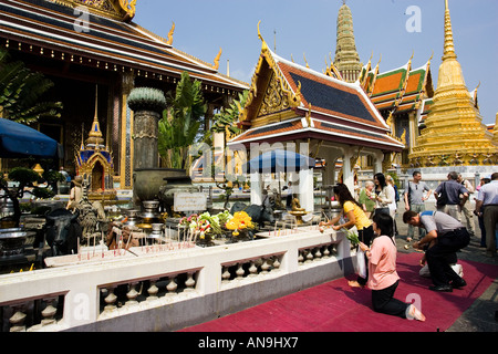 Les touristes adorent la Chapelle Royale du Bouddha d'Emeraude Bangkok Thaïlande Banque D'Images