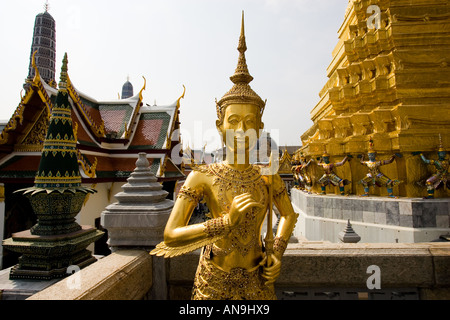 L'intérieur de la statue dorée Le Grand Palais et le Temple complexe Bangkok Thaïlande Banque D'Images