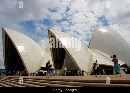 Les touristes de prendre des photos à l'extérieur de l'Opéra de Sydney en Australie Banque D'Images