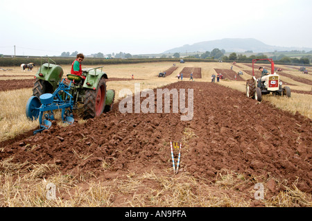 Labour annuel à Pandy près du bourg d'Abergavenny Monmouthshire au Pays de Galles UK GO la préparation de sol pour la plantation de cultures Banque D'Images