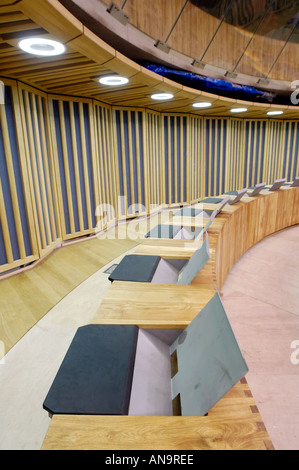 Intérieur de l'Assemblée nationale du Pays de Galles montrant hémicycle avec les membres de terminaux informatiques Cardiff South Wales UK Banque D'Images